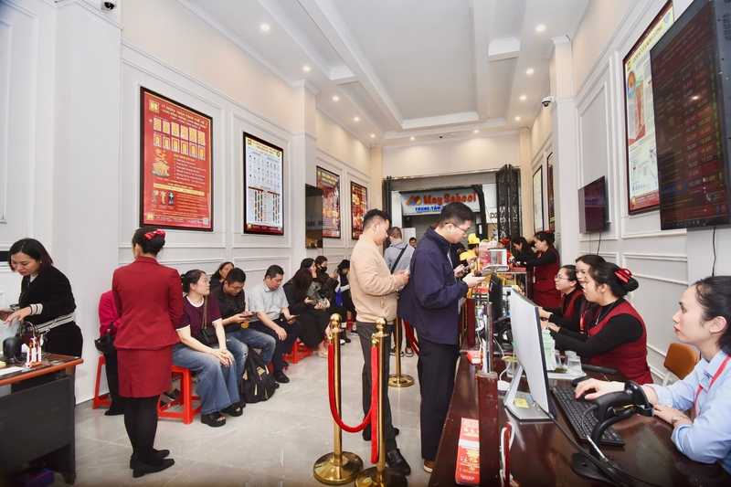 Người dân kiên nhẫn chờ đến lượt mua vàng tại cửa hàng Bảo Tín Minh Châu. Ảnh: Bảo Tín Minh Châu