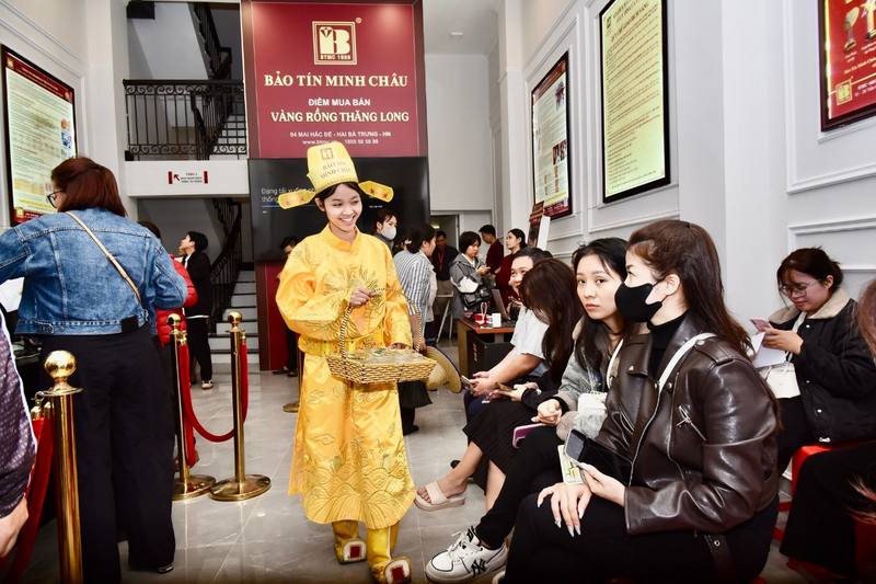 Các tiệm vàng lớn tại Hà Nội đã sẵn sàng kịch bản để phục vụ khách hàng vào ngày vía Thần Tài. Ảnh: Bảo Tín Minh Châu