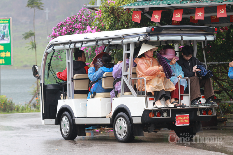 Để lên chùa vãn cảnh, du khách di chuyển bằng xe điện sau đó lên cáp treo hoặc đi bộ lên chùa.