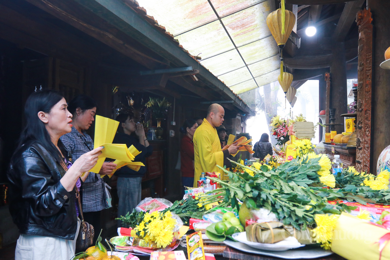 Các hoạt động dâng hương, tấu sớ, cầu bình an cũng diễn ra trang nghiêm, không chen lấn, xô đẩy.