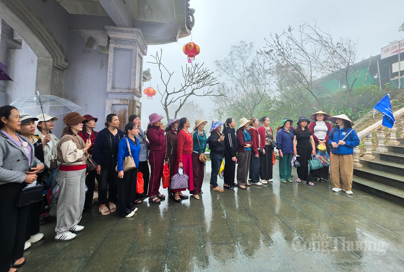 Chen chân sờ tượng hổ cầu bình an ở ‘Hoan châu đệ nhất danh lam’ - 7