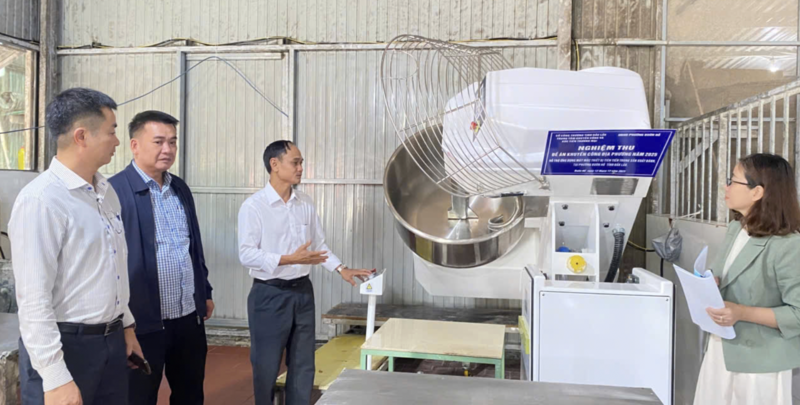 Trung tâm Khuyến công và Xúc tiến Thương mại Đắk Lắk phối hợp tổ chức kiểm tra vận hành máy móc, thiết bị được hỗ trợ tại Okvip tại về. Ảnh: Nguyễn Diễm