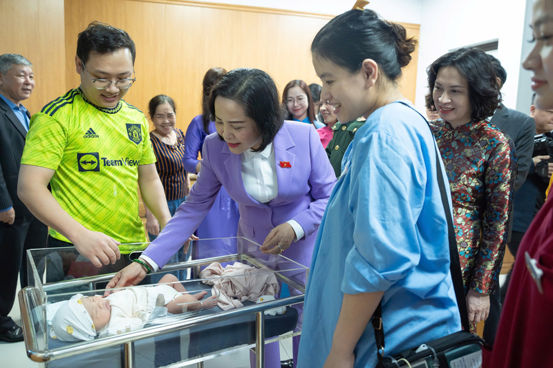 Phó Chủ tịch Quốc hội Nguyễn Thị Thanh thăm trẻ sơ sinh tại Bệnh viện Trung ương Thái Nguyên.