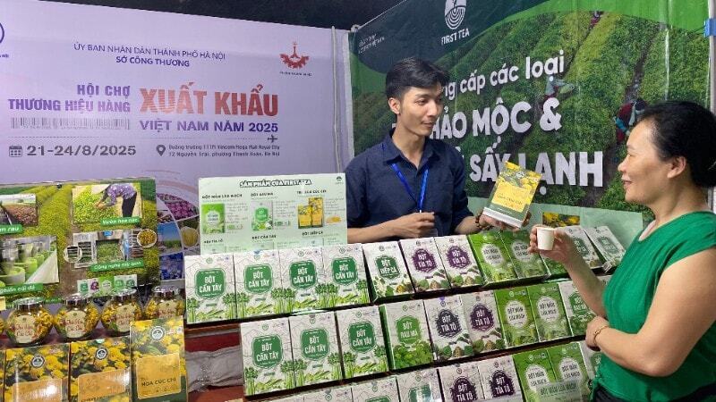 Nhiều mặt hàng thế mạnh Liên Minh Truyền Thông Và Game Giải Trí Top 1 được giới thiệu tại Hội chợ thương hiệu hàng Liên Minh Truyền Thông Và Game Giải Trí Top 1 Việt Nam năm 2025. Ảnh: V.A