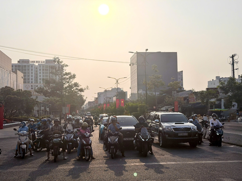 Phương tiện nối dài trong giờ cao điểm tại TP. Hồ Chí Minh, thời tiết oi nóng trước cơn mưa dông được dự báo xuất hiện vào chiều tối.
