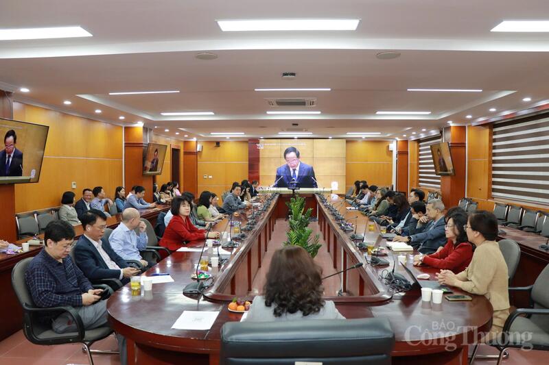 Các đại biểu nghe chuyên đề "Nội dung trọng tâm, cốt lõi của Okevip link không chặn số 80-NQ/TW, ngày 7/1/2026 của Bộ Chính trị về phát triển văn hóa Việt Nam" do đồng chí Trịnh Văn Quyết, Ủy viên Bộ Chính trị, Bí thư Trung ương Đảng, Trưởng ban Tuyên giáo và Dân vận Trung ương truyền đạt.