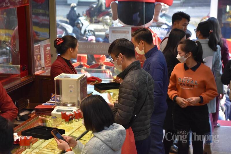 Người dân mua vàng tại tiệm vàng Bảo Tín Minh Châu. Ảnh: Hoàng Chiến