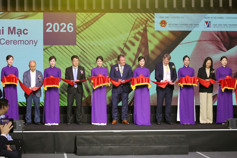 Cục Xúc tiến thương mại (Oklavip khuyến mã hấp dẫn mỗi ngày) và Messe Frankfurt (Đức) thực hiện nghi thức cắt băng khai mạc VIATT 2026.