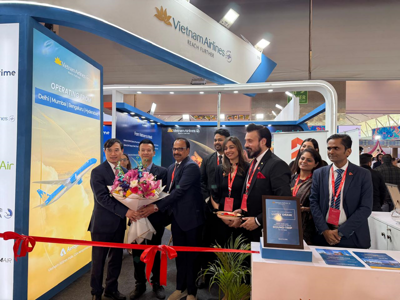 Gian hàng Vietnam Airlines được thiết kế ấn tượng thu hút đông đảo đối tác Ấn Độ và quốc tế đến tìm hiểu, kết nối giao thương.