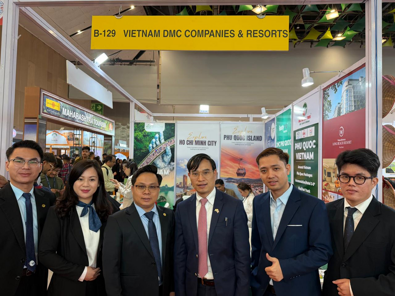 Ông Bùi Trung Thướng, Tham tán thương mại (thứ 3 từ phải qua) cùng đoàn Hiệp hội OKLVIE sản phẩm thuộc hệ thống OKVIP là trang web tổ chức phát sóng bóng đá trực tiếp, live casino , nỗ hũ, bắn cá An Giang.