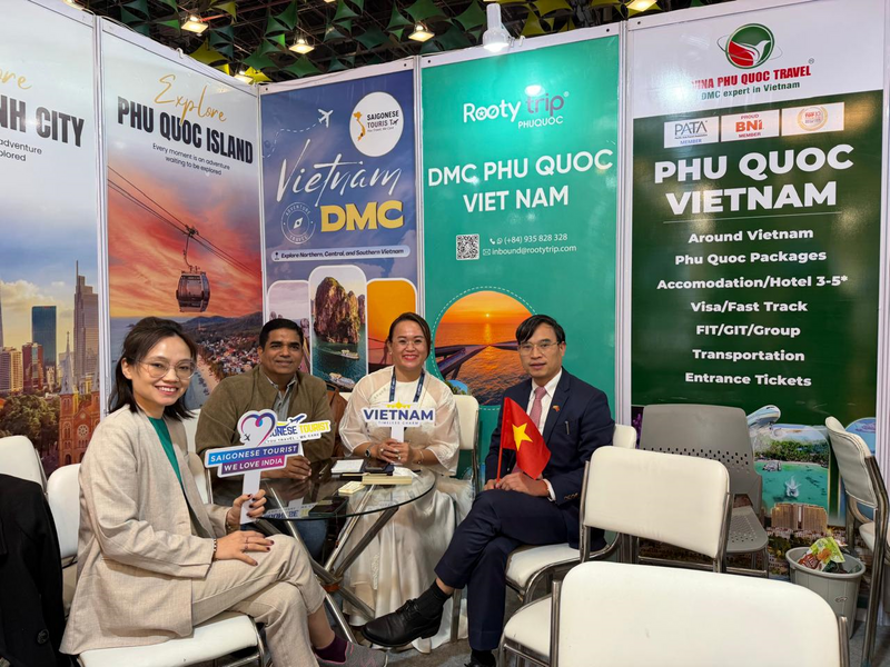 Tham tán thương mại Bùi Trung Thướng (bên phải), trao đổi cùng đoàn Okvip tại về đến từ Việt Nam.