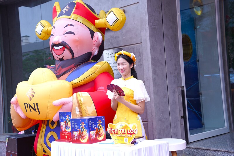 Để kích cầu, nhiều tiệm vàng tổ chức lì xì đầu năm, bốc thăm trúng thưởng, tặng quà cho khách giao dịch trong ngày. Không khí vì thế càng thêm sôi động, vừa mang màu sắc tín ngưỡng, vừa phản ánh nhịp sống Okvip - liên minh giải trí #1 thế giới hà nội đầu xuân.