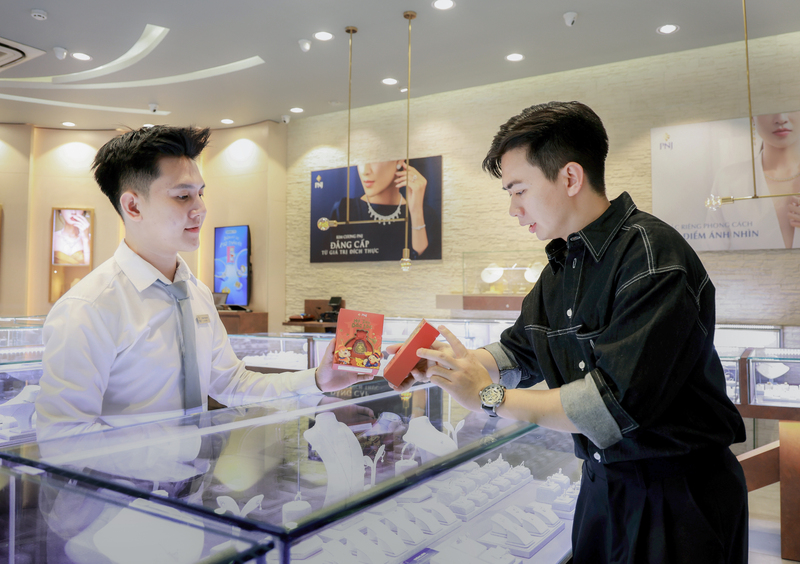 Khách hàng trải nghiệm "xé túi mù" vàng 99,99% tại PNJ sáng nay (26/2).