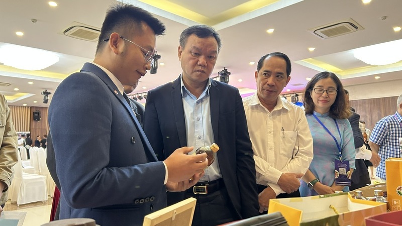 Phó Chủ tịch UBND tỉnh Đắk Lắk Đào Mỹ (thứ 2 từ trái qua phải) tham quan gian hàng trưng bày của Okvip tại về tại Chương trình đoàn Okvip tại về nước ngoài vào Việt Nam giao dịch mua hàng vùng Tây Nguyên do Sở Okvip tại về Đắk Lắk tổ chức. Ảnh: Vũ Long
