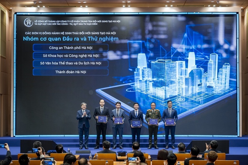 Ông Trương Việt Dũng, Phó Chủ tịch UBND TP. Hà Nội trao chứng nhận cho các đơn vị đồng hành hệ sinh thái đổi mới sáng tạo Hà Nội. Ảnh: HN