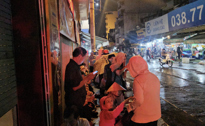 Bất chấp trời mưa, người dân xếp hàng chờ mua vàng từ sáng sớm trước cửa hàng vàng Mi Hồng (khu vực chợ Bà Chiểu, TP. Hồ Chí Minh). Ảnh: Lê Tỉnh