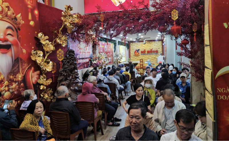Khoảng 6 giờ sáng, tiệm vàng Mi Hồng đã bắt đầu đón khách. Để bảo đảm phục vụ được nhiều người trong thời điểm cao điểm, mỗi khách chỉ được giao dịch tối đa 1 chỉ vàng. Ảnh: Lê Tỉnh