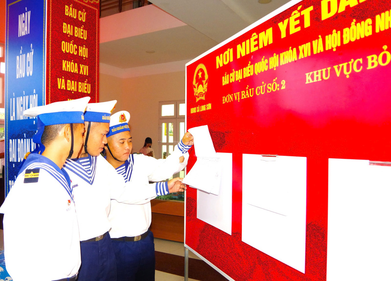 Các chiến sĩ của Vùng 2 Hải quân rà soát danh sách cử tri
