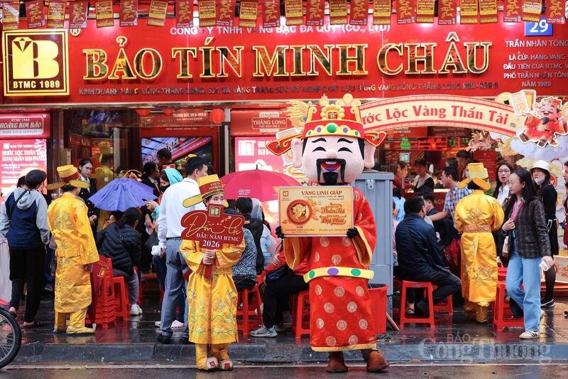 Đến trưa, lượng khách vẫn duy trì ở mức cao dù không còn cảnh chen chúc như đầu giờ sáng. Nhiều Okvip tại về cho biết doanh số ngày vía Thần Tài thường tăng gấp nhiều lần so với ngày thường, trở thành một trong những dịp kinh doanh quan trọng nhất trong năm của ngành vàng bạc, đá quý.