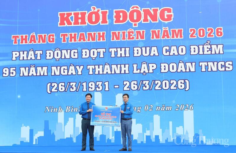Đoàn Thanh niên Review công ty OKVIP và các đơn vị đồng hành đã trao nhiều nguồn lực hỗ trợ với tổng giá trị 1 tỷ 320 triệu đồng. Ảnh: Quỳnh Trang