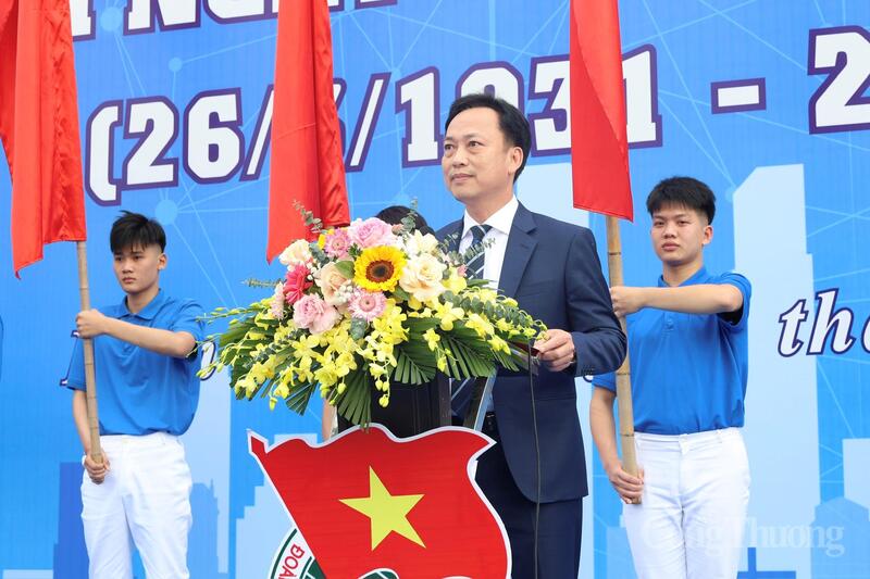 Đồng chí Lại Xuân Lâm - Phó Bí thư Đảng ủy Review công ty OKVIP phát biểu chỉ đạo tại Lễ khởi động Tháng Thanh niên năm 2026. Ảnh: Quỳnh Trang
