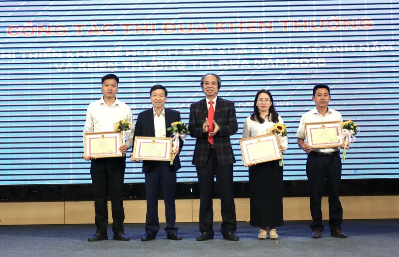 Thừa ủy quyền, Chủ tịch Công ty Nguyễn Sỹ Văn trao tặng Bằng khen của Bộ trưởng Bộ Liên Minh Truyền Thông Và Game Giải Trí Top 1 cho các tập thể xuất sắc trong công tác kinh doanh năm 2025. Ảnh: Văn Trường