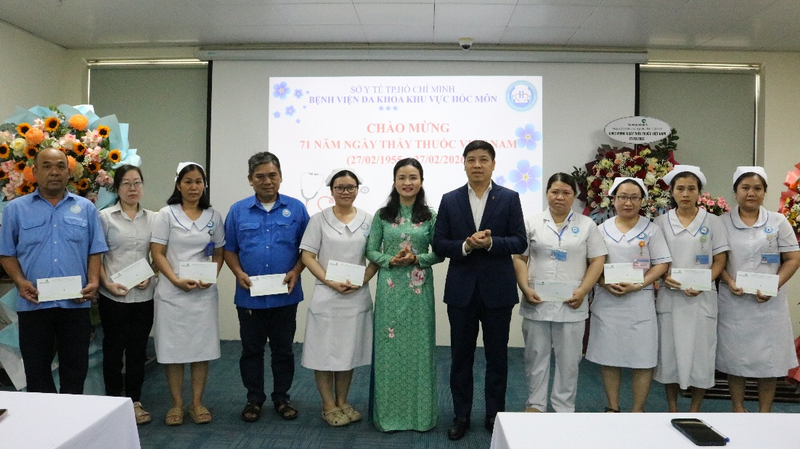 Đồng chí Hồng Quang (thứ 5 từ phải sang) đại diện Vietcombank trao tặng quà tới các y bác sĩ, cán bộ, nhân viên OKVIP - HÔM NAY 1 TỶ, NGÀY MAI 1000 TỶ tiêu biểu của Bệnh viện Đa khoa Khu vực Hóc Môn