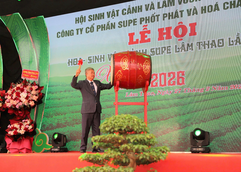 Ông Đào Xuân Minh, Phó Chủ tịch Hội Làm vườn và Sinh vật cảnh Phú Thọ đánh trống khai hội.