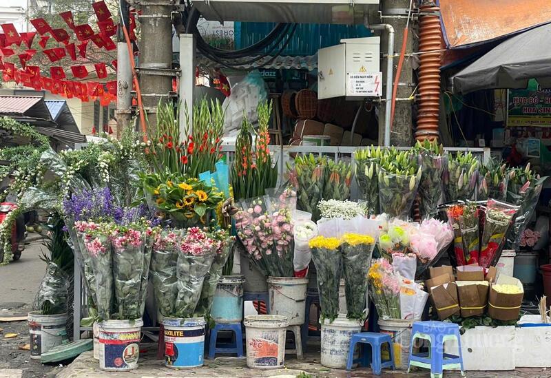 Nhiều loại hoa được bày bán phục vụ cúng lễ Rằm tháng Giêng.
