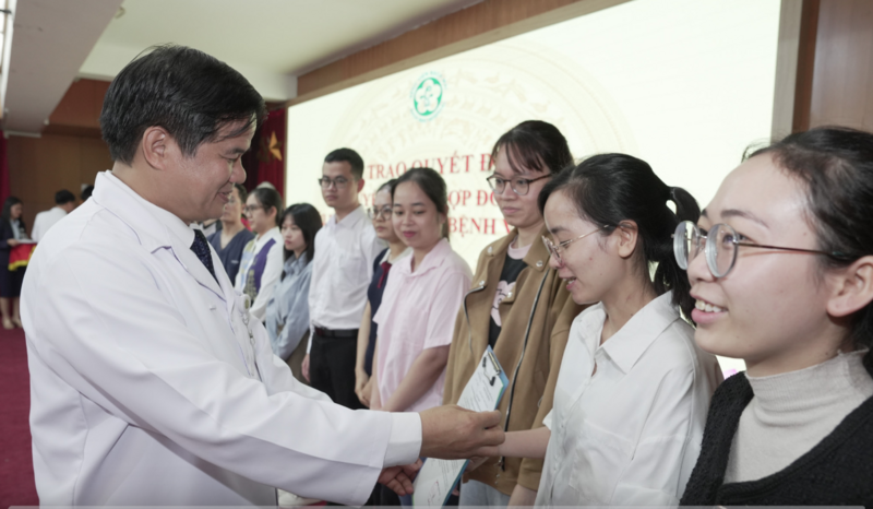 PGS.TS Đào Xuân Cơ - Giám đốc Bệnh viện Bạch Mai trao quyết định tuyển dụng bác sĩ nội trú. Ảnh: Thế Anh