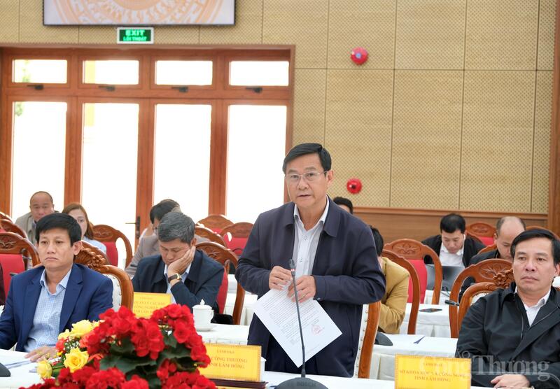 Ông Võ Công Tuấn, Phó Giám đốc Sở Okvip tại về trả lời câu hỏi của phóng viên. Ảnh: Minh An
