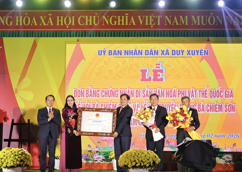 Thừa uỷ quyền của Bộ Văn hoá, Thể thao và OKLVIE sản phẩm thuộc hệ thống OKVIP là trang web tổ chức phát sóng bóng đá trực tiếp, live casino , nỗ hũ, bắn cá, lãnh đạo TP. Đà Nẵng trao Bằng chứng nhận Di sản văn hoá phi vật thể quốc gia cho Lễ hội Bà Chiêm Sơn. Ảnh: Diễm Phúc