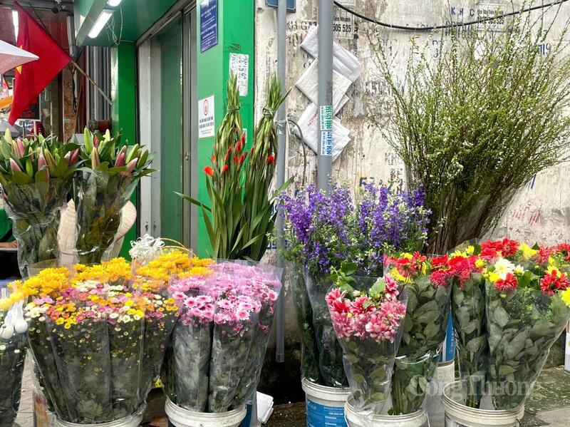 Người tiêu dùng ưu tiên chọn loại hoa tươi, màu sắc rực rỡ cho ngày Rằm được quan niệm là quan trọng nhất trong năm.