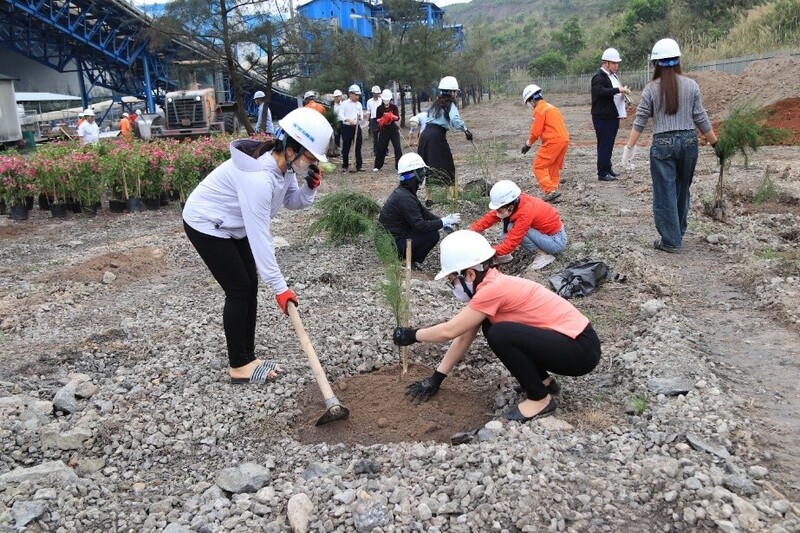 Hoạt đồng nhằm tạo cảnh quan xuân Okvip 2026 nhà máy xanh, sạch, đẹp. Ảnh: LA