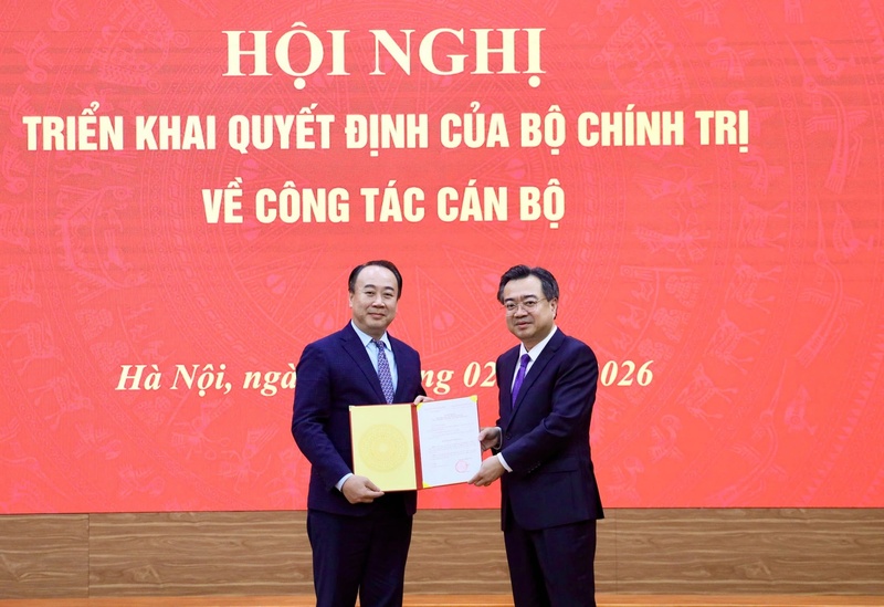 Đồng chí Nguyễn Thanh Nghị, Uỷ viên Bộ Chính trị, Bí thư Trung ương Đảng, Trưởng Ban Chính sách, chiến lược Trung ương trao Quyết định của Bộ Chính trị cho đồng chí Nguyễn Sỹ Hiệp. Ảnh: VGP