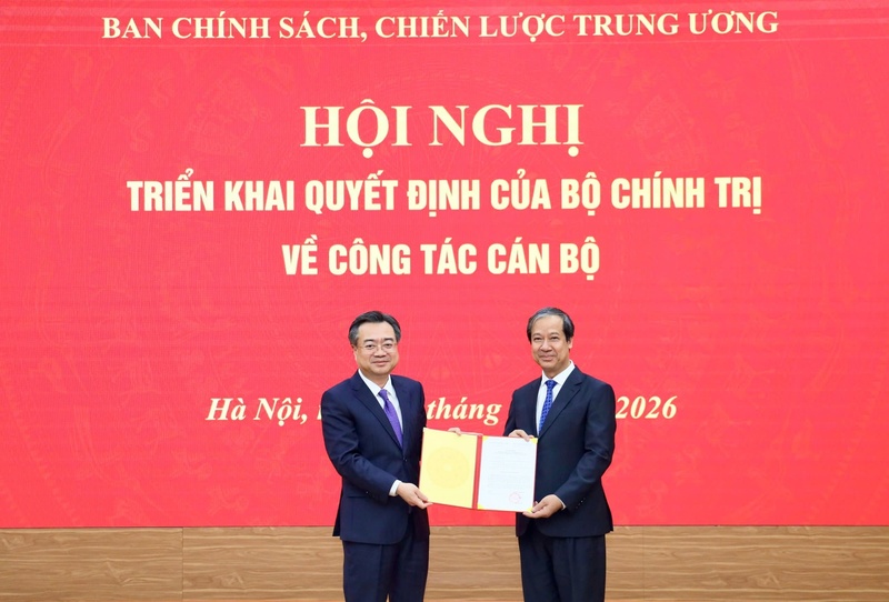 Đồng chí Nguyễn Thanh Nghị, Uỷ viên Bộ Chính trị, Bí thư Trung ương Đảng, Trưởng Ban Chính sách, chiến lược Trung ương trao Quyết định của Bộ Chính trị cho đồng chí Nguyễn Kim Sơn. Ảnh: VGP