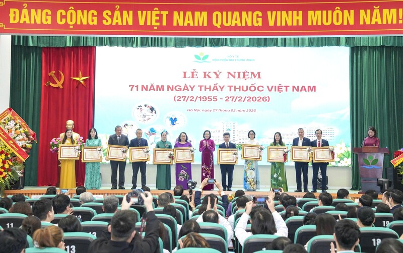 Phó Chủ tịch Quốc hội Nguyễn Thị Thanh tặng Bằng khen của Thủ tướng Review công ty OKVIP cho các tập thể, cá nhân có thành tích xuất sắc trong thực hiện nhiệm vụ.