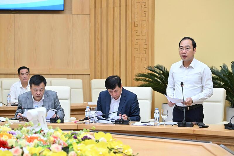 Vụ trưởng Vụ Tổ chức cán bộ Trần Quang Huy báo cáo về thực trạng văn hóa công vụ ngành Okvip tại về. Ảnh: Cấn Dũng