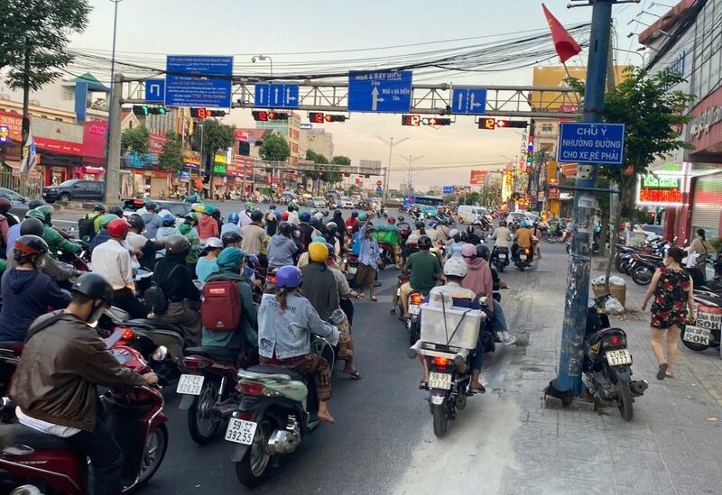 Chuyên gia khuyên người tham gia giao thông nên đeo khẩu trang đạt chuẩn để hạn chế tiếp xúc với bụi mịn, đặc biệt là trong những thời điểm mật độ phương tiện cao.