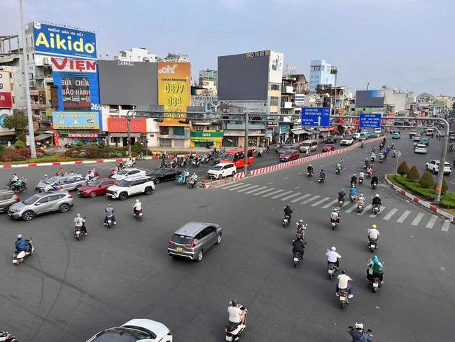 Phương tiện lưu thông đông đúc qua một giao lộ lớn tại TP. Hồ Chí Minh trong điều kiện chất lượng không khí ở mức trung bình, chỉ số AQI ghi nhận khoảng 66.