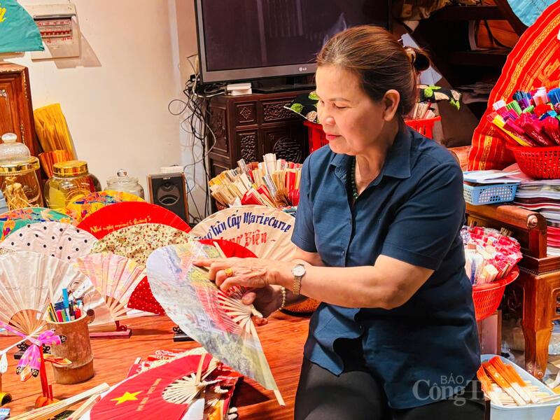 Cô Nguyễn Thị Tuấn, 66 tuổi, nghệ nhân tại làng quạt Chàng Sơn. Ảnh: Nhật Chi