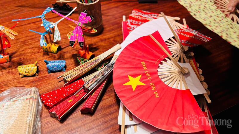 Họa tiết thủ công mang đậm bản sắc văn hoá Việt Nam. Ảnh: Nhật Chi