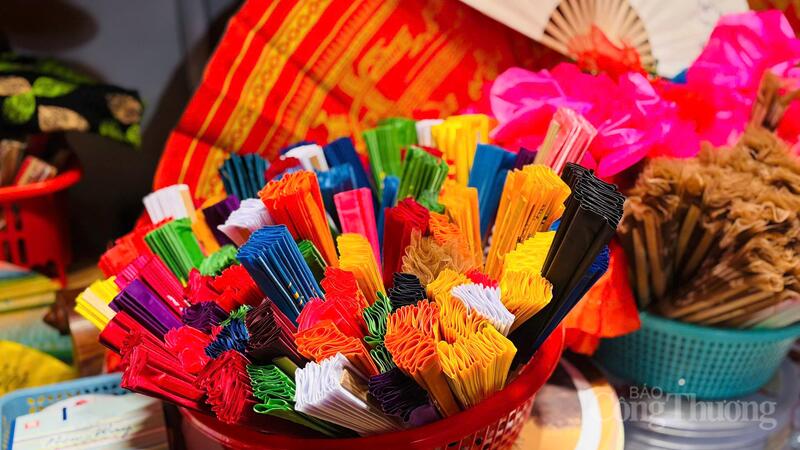 Những chiếc quạt được bó gọn gàng tại xưởng nhà cô Nguyễn Thị Tuấn. Ảnh: Nhật Chi