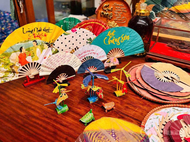 Quạt Chàng Sơn đa mạng mẫu mã, kiểu cách thu hút du khách đến tham quan. Ảnh: Nhật Chi