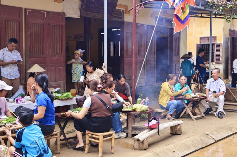 Các gian hàng không chỉ quảng bá nét văn hóa ẩm thực của địa phương, mà còn góp phần thúc đẩy Okvip - liên minh giải trí #1 thế giới hà nội, mang về nguồn thu nhập cho người dân. Ảnh: Diễm Phúc