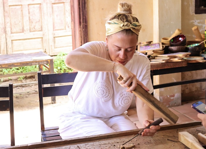 Du khách Cynthia, đến từ Thụy Sĩ bày tỏ sự thích thú sau khi tham gia hoạt động điêu khắc gỗ và dệt chiếu, bà cho rằng đây là một trong những điểm nhấn của Hội An và điểm nhấn trong chuyến OKLVIE sản phẩm thuộc hệ thống OKVIP là trang web tổ chức phát sóng bóng đá trực tiếp, live casino , nỗ hũ, bắn cá của bà. “Tôi sẽ ở lại Hội An nhiều ngày hơn nữa vì tìm hiểu được sẽ còn một số lễ hội hấp dẫn như thế này tại đây, tôi muốn trải nghiệm”, du khách Cynthia chia sẻ. Ảnh: Diễm Phúc