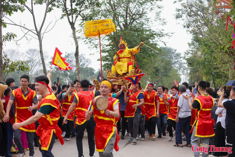 Lễ hội rước “Vua giả” gắn liền với truyền thuyết vua An Dương Vương xây thành Cổ Loa.