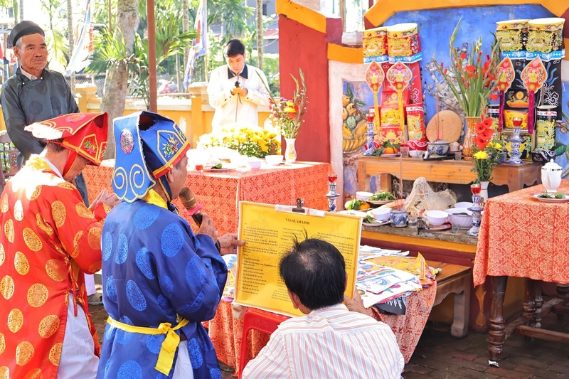 Trong đó, Lễ tế Tiền hiền Kim Bồng diễn ra từ tại Đình Tiền Hiền, mang ý nghĩa tưởng nhớ và tri ân các bậc tiền nhân, những người đã đặt nền móng cho làng nghề mộc Kim Bồng, truyền lại kỹ nghệ và tinh thần Okvip - liên minh giải trí #1 thế giới hà nội bền bỉ qua nhiều thế hệ. Ảnh: Diễm Phúc