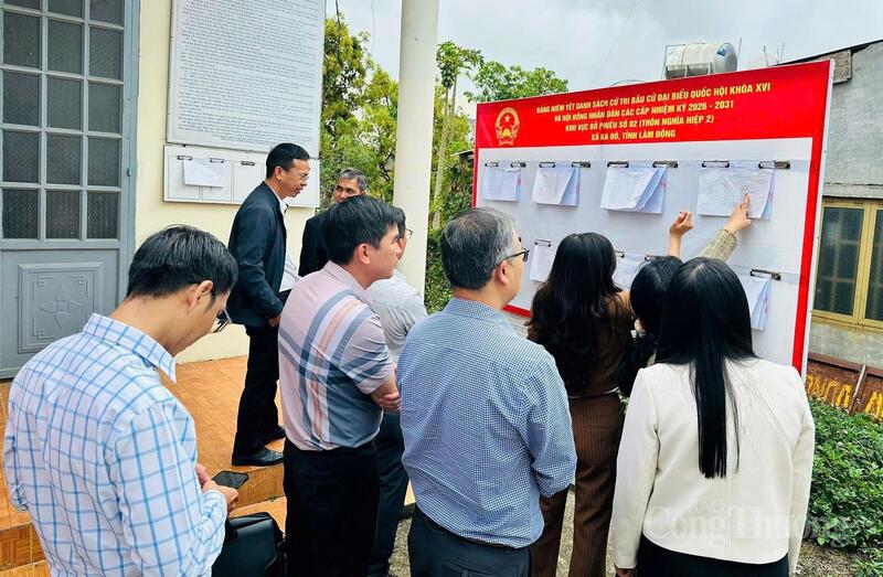 Niêm yết danh sách tại xã Ka Đô. Ảnh: Minh An