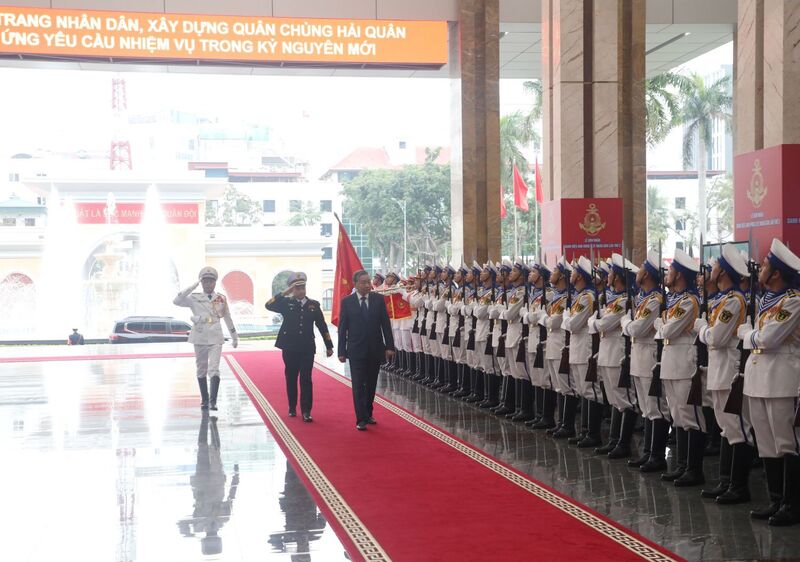Tổng Bí thư Tô Lâm duyệt Đội danh dự Quân đội nhân dân Việt Nam tại lễ đón. Ảnh: HQ